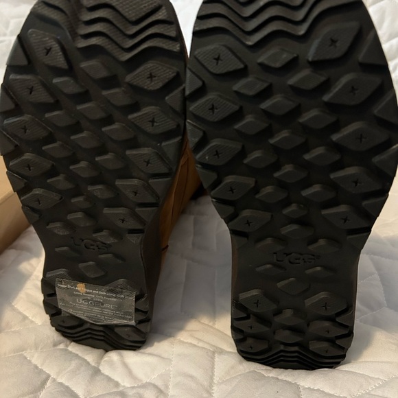 Ugg Women’s Adirondack Tall III Chestnut 6.5 - Picture 4 of 6